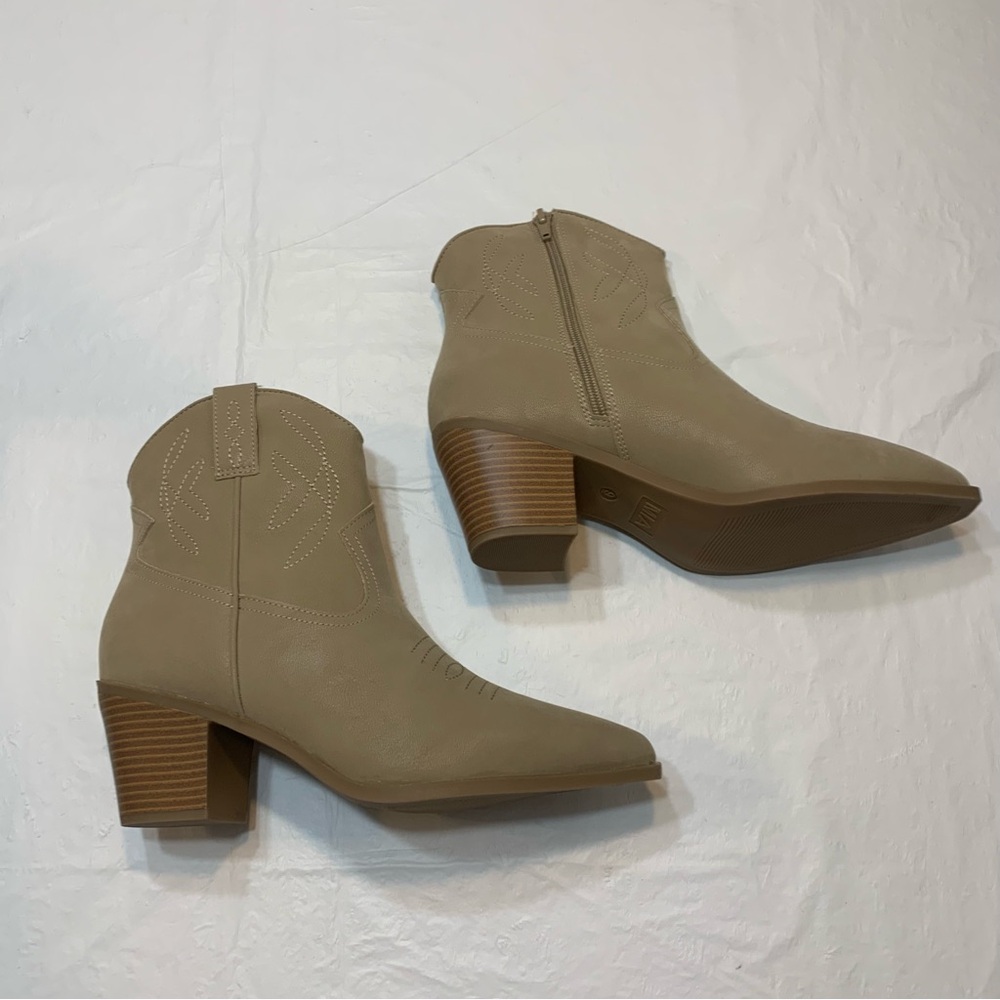 MIA Deeann Western Boot Tan Heeled Ankle Bootie New Womens 9